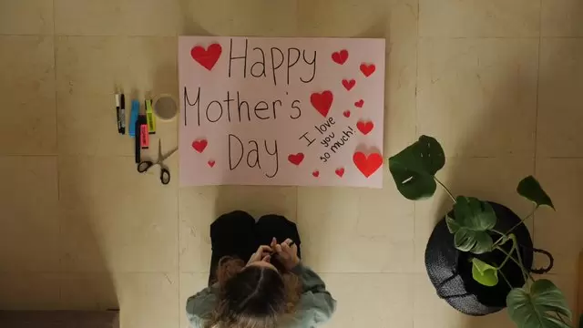 为母亲节制作海报的女孩视频素材插图