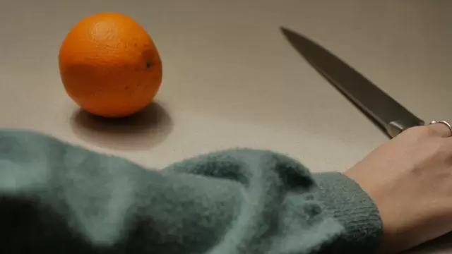 女人用锋利的刀切割橘子视频素材插图