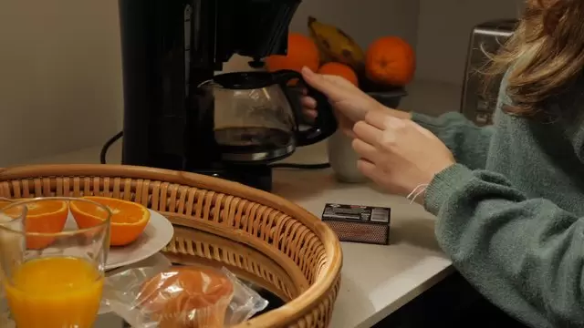 女孩将咖啡倒入杯子中视频素材插图