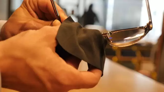 商店服务员擦眼镜视频素材插图