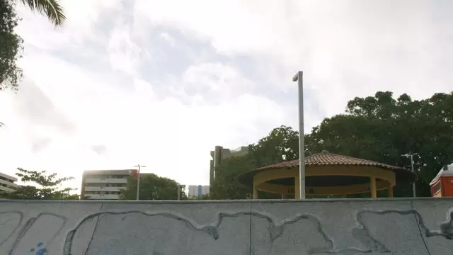 滑板场的滑板选手视频素材插图