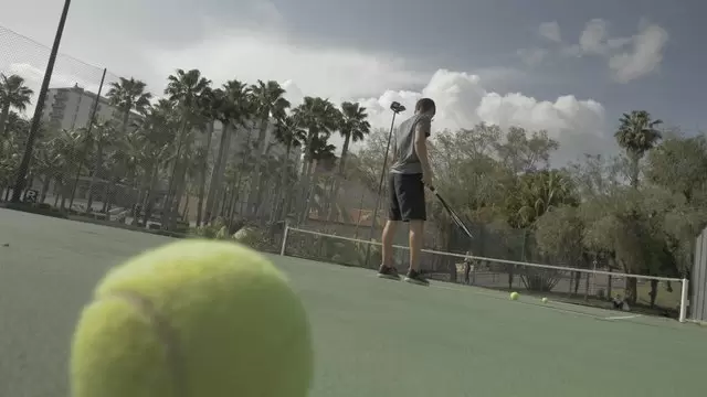 男子在发球前弹跳网球视频素材插图