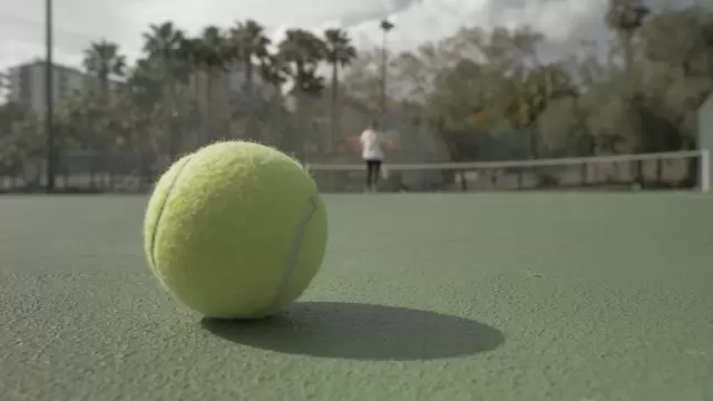 两个网球特写镜头视频素材插图