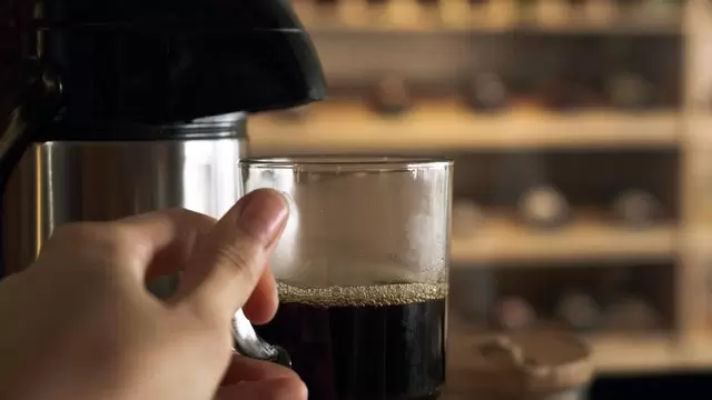 咖啡机装满杯子实拍视频素材插图