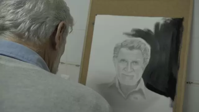 老人画自画像视频素材插图