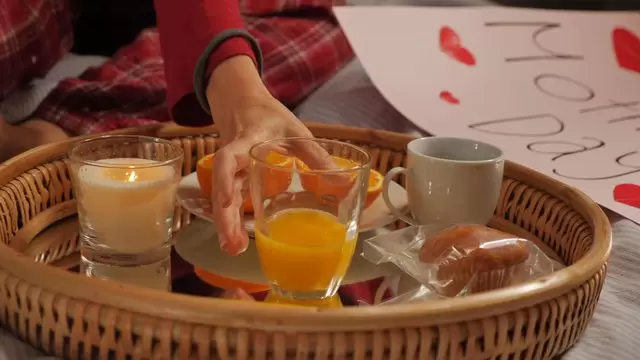 喝橙汁的女人视频素材插图
