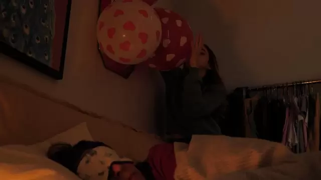 一个女儿用气球装饰妈妈的房间视频素材插图