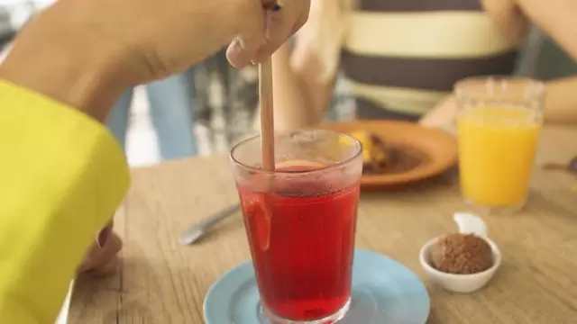 女人用手搅拌冰红茶视频素材插图