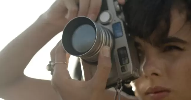 女人使用老式相机拍照视频素材插图