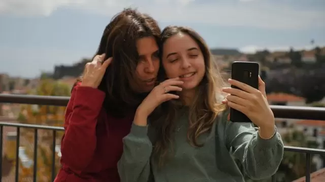 妈妈和女儿手机自拍视频素材插图