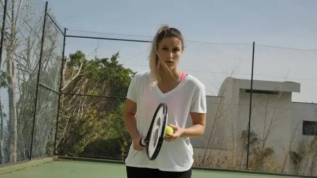 一名女子在网球比赛中服役视频素材插图