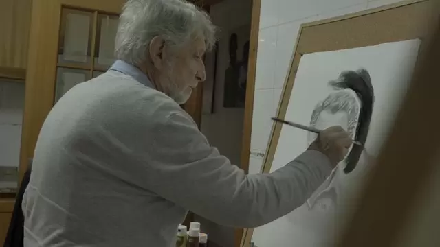 男人画他的自画像视频素材插图