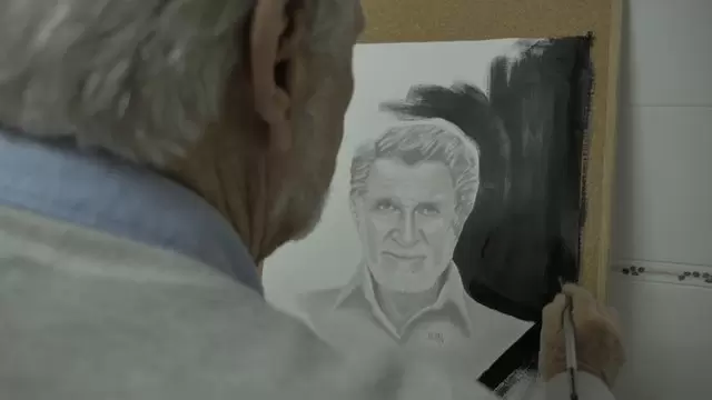老人画自己的肖像视频素材插图