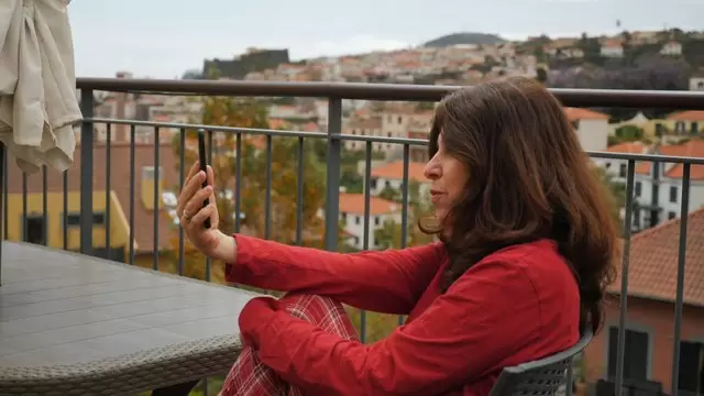 妈妈视频在智能手机上通话视频素材插图