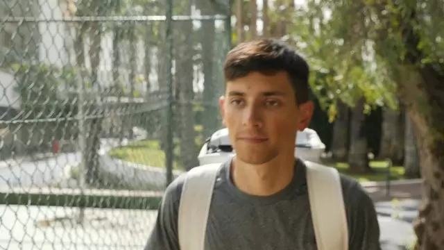 男子走向网球场视频素材插图