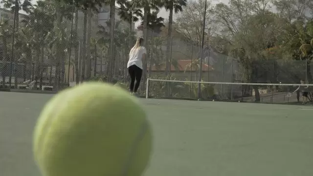 在球场上打网球视频素材插图