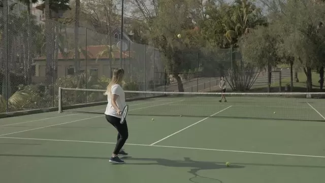 女人和朋友打网球视频素材插图