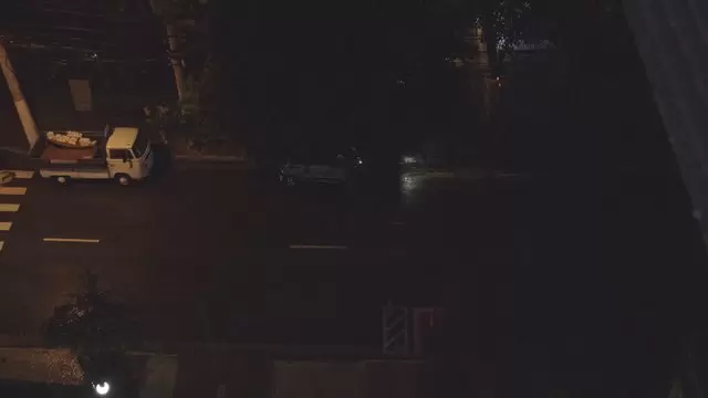 夜间在雨中行驶的汽车视频素材插图