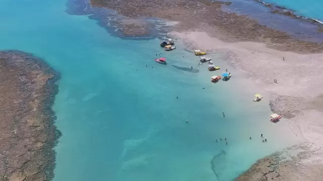 蓝色泻湖中的船只航拍视频素材插图