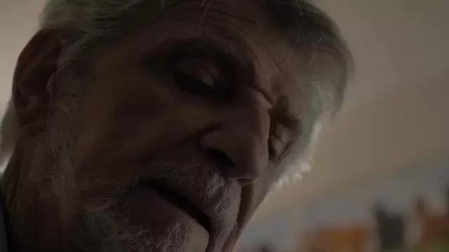 一个老人的脸特写视频素材插图