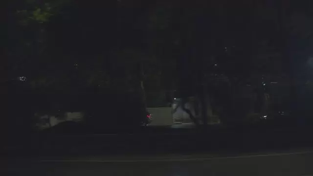 夜间的城市道路公交车视频素材插图