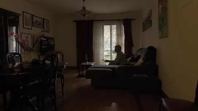 老人在电视频道之间切换视频素材