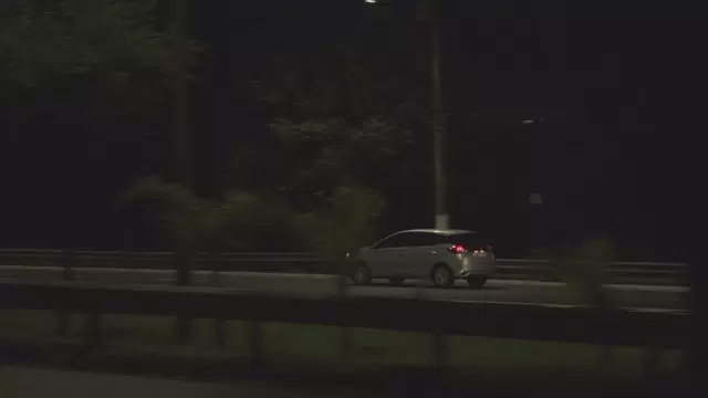 在空旷的道路上行驶的汽车视频素材插图