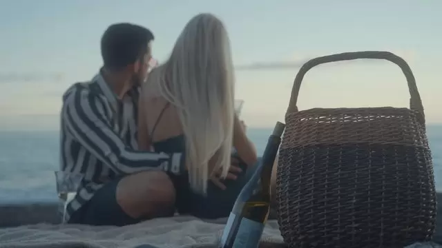 一对相爱的夫妇在海滩上度过了一个宁静而浪漫的约会视频素材插图