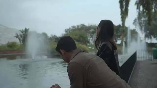 一个女孩在城市公园和她的男朋友调情视频素材插图