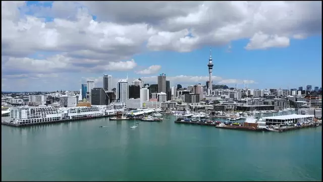 新西兰奥克兰的Skytower码头航拍视频素材插图