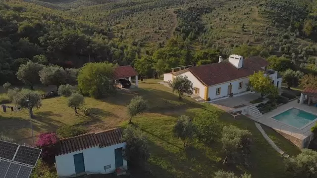 葡萄牙阿连特茹小山上的房子航拍视频素材插图