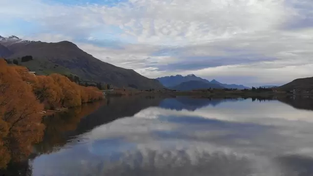 新西兰皇后镇湖面蓝天倒影航拍视频素材插图