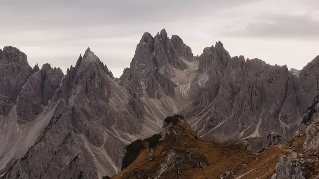 走向山顶徒步旅行者航拍视频素材插图