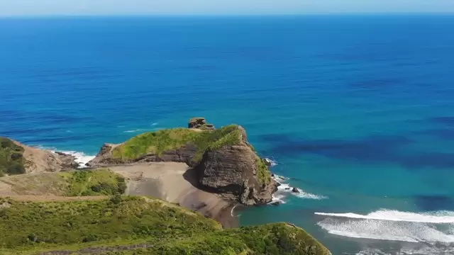 新西兰的皮哈月亮海滩航拍蓝色海岸线视频素材