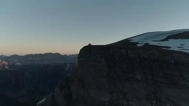 山顶上的帐篷航拍视频素材插图