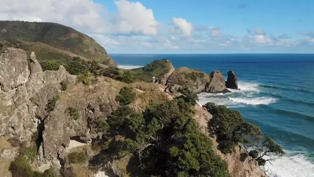 新西兰的一块岩石上的朋友航拍视频素材插图