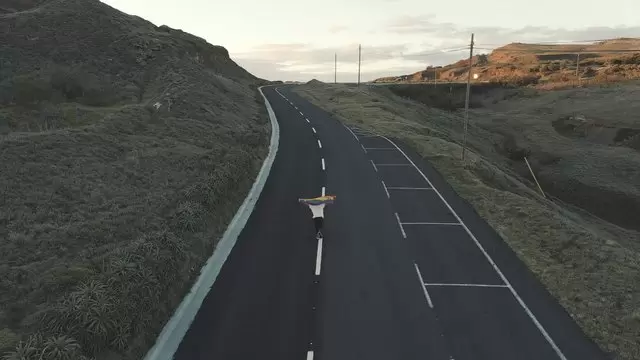 在高速公路上与LGBT旗帜一起奔跑航拍视频素材插图