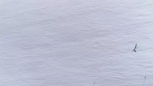 单人滑雪高空航拍视频素材插图