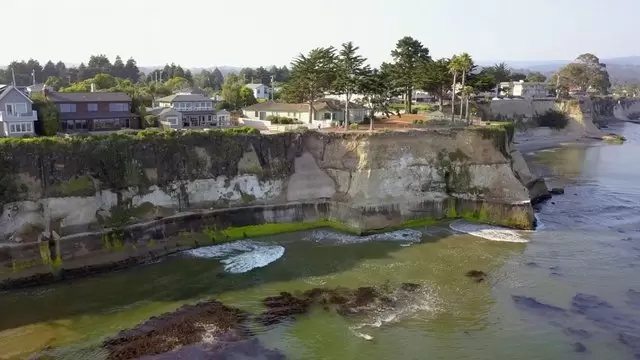 海边的房子航拍视频素材插图
