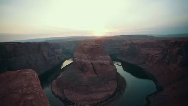 僻静地区的湖面美国科罗拉多大峡谷航拍视频素材插图
