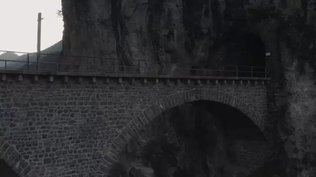 航拍火车离开隧道穿过山洞视频素材插图