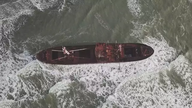 阿根廷火地岛的一艘废弃船只航拍视频素材插图
