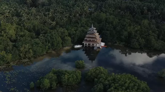 海岸线天堂岛的水面和塔楼航拍视频素材插图