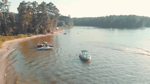 湖边派对晴朗的天气和渔船航拍视频素材插图