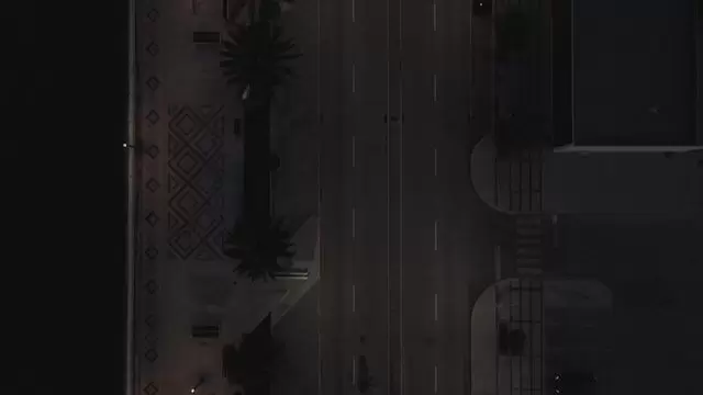 从上面航拍夜晚的街道视频素材插图
