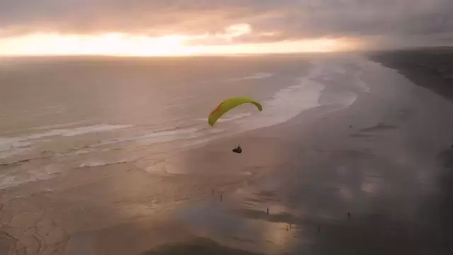穆里瓦海滩上的滑翔伞运动航拍视频素材插图