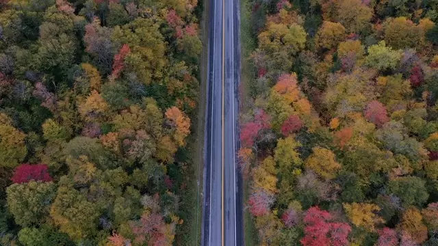 佛蒙特州的道路航拍视频素材插图