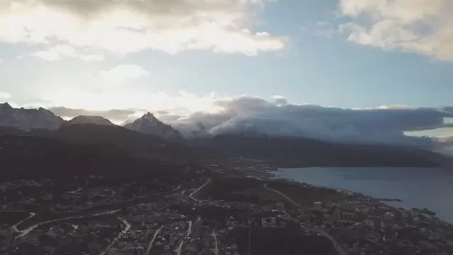 山区附近的城镇航拍视频素材插图