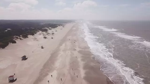 沿着海岸散步的人们视频素材插图