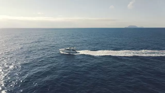 在海洋中巡游的船只航拍视频素材插图